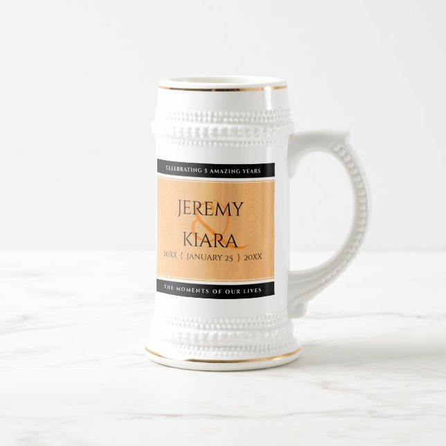 Jarra De Cerveza Celebración del 5° Aniversario del Boda de Madera  (Derecha)