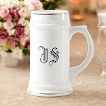 Jarra De Cerveza Cerveza cerámica blanca Stein con iniciales Person<br><div class="desc">Personaliza fácilmente nuestra cerámica stein con tus propias iniciales para que sea extra especial para ti o como regalo. Disponible en gris con guarnecido azul y blanco con guarnecido dorado metálico. No hay cantidad mínima de pedido ni cargo de instalación. Zazzle cumple todos los pedidos de productos de Zazzle. MISOOK...</div>