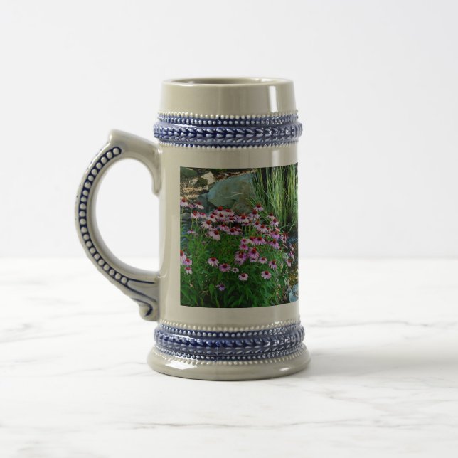 Jarra De Cerveza Corriente de jardín con flores moradas (Izquierda)