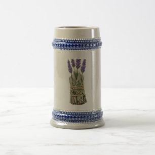 Jarra de cerveza de cerámica con manojo de salvia