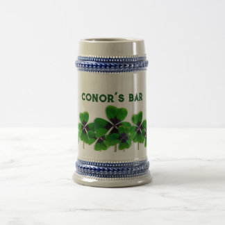 Jarra De Cerveza El bar irlandés con cuatro hojas personalizado
