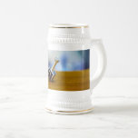 Jarra De Cerveza El feliz Hanukkah de SlipperyJoe girando a cuatro<br><div class="desc">Felices Hanukkah de SlipperyJoe adorno de cuatro caras top dreidel artístico Celebración Velas Hebreo judío Chanukah regalos decoraciones Judaísmo religión Letra hebrea Nun juguete tradicional juego adulto símbolo cultural terminar metálico brillante superficie de madera</div>