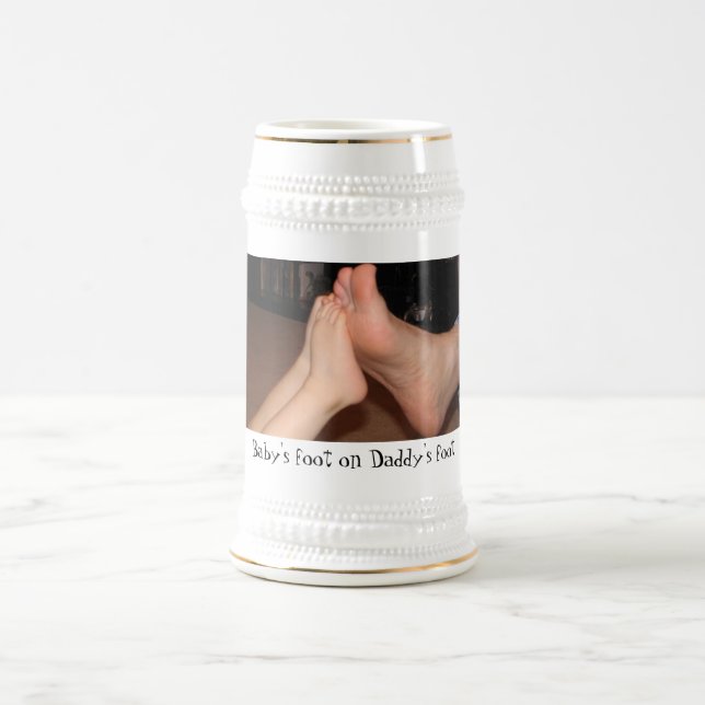 Jarra De Cerveza El pie del bebé en el pie del papá (Centro)