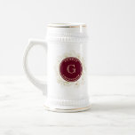 Jarra De Cerveza Elegante Groomsmen Beer Stein<br><div class="desc">Elevar el brindis de celebración con nuestro moderno Groomsman Beer Stein,  de inspiración vintage,  adornado con lujosos tonos dorados y burdeos. Personalizado con un monograma,  es el regalo perfecto para su estimado padrino,  mezclando elegancia y funcionalidad para momentos memorables.</div>