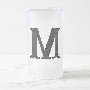 Jarra de cerveza escarchada con monograma elegante