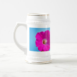 Jarra De Cerveza flor de petunia rosa de fondo azul.