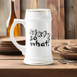 Jarra De Cerveza Funny Sixty así que qué cita de cumpleaños 60<br><div class="desc">Funny Sixty, así que qué cita 60th Birthday Beer Stein. Este "stein de cerveza" es perfecto para alguien que celebra su cumpleaños número 60. Viene con una cita graciosa y inspiradora 60, así que qué en la tipografía negra moderna, y es ideal para una persona con sentido del humor. Genial...</div>