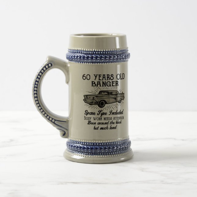 Jarra De Cerveza Gracioso 60 cumpleaños Retro Car Banger Agregar fe (Izquierda)