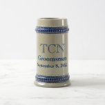 Jarra De Cerveza Groomsmen Beer Stein<br><div class="desc">Una cerveza clásica para tus padrinos. Añada sus iniciales y la fecha de su boda.</div>