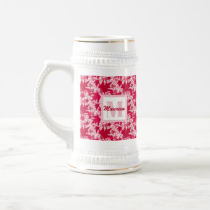 Jarra De Cerveza Hojas de arce en un fondo rosado