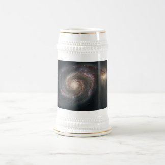 Jarra De Cerveza La galaxia Whirlpool M51 y la compañera en el espa