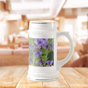 Jarra De Cerveza Libélula Darner de Ojos Azules sobre Flores Purpúr