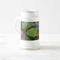 Mariquita en flores de violeta dulce