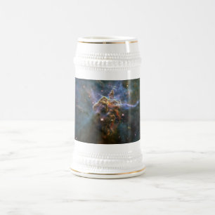 Jarra De Cerveza Montaña mística en el espacio hubble de la nebulos