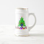 Jarra De Cerveza Navidad y Jánuca junto<br><div class="desc">Navidad y Jánuca en los regalos para las familias interconfesionales que celebran la alegría del navidad y la belleza de Chanukah. La atracción del árbol y del menorah de Navidad con la estrella de David judía rodeó por los presentes del día de fiesta en tarjetas de felicitación, franqueo, ideas del...</div>