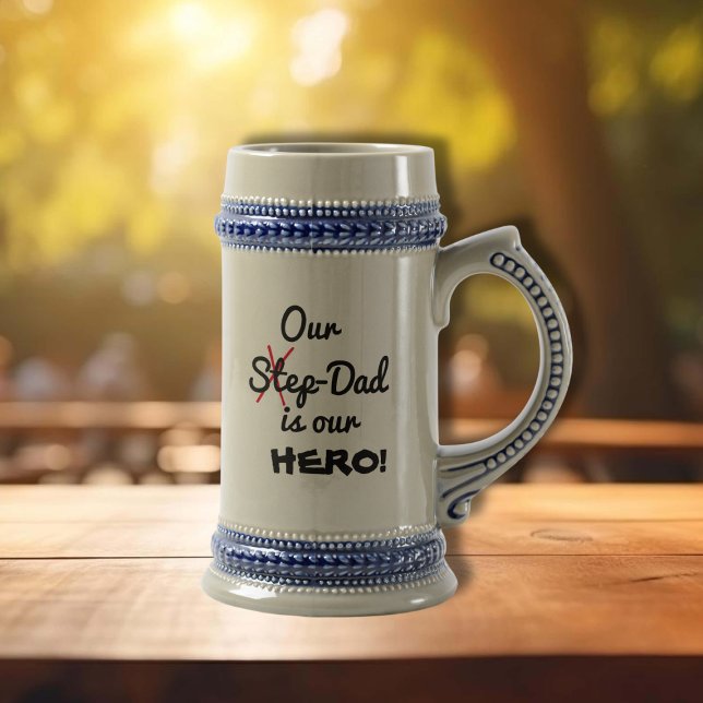 Jarra De Cerveza Nuestro padrastro es nuestro Guay HERO Stepfather  ("Our Step-Dad is our HERO" A Sturdy, Rustic Beer Stein for an Awesome  Stepfather.)