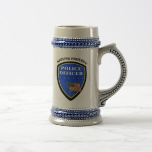 Jarra De Cerveza Policía que sirve orgulloso