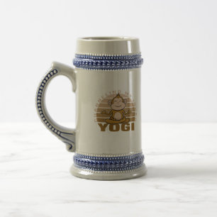 Jarra De Cerveza Un mono gracioso que hace yoga.