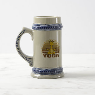 Jarra De Cerveza Una divertida jirafa linda haciendo yoga.