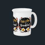 Jarra Huevo citado para Desayuno Funny Foodie Pun Design<br><div class="desc">Comience bien la mañana con una sonrisa con este divertido diseño "Egg-Cited for Breakfast", perfecto para los amantes de la comida y los amantes del brunch. Esta obra de arte, de encantador estilo dibujado a mano, exhibe dos huevos al lado del sol junto con unas tiras de tocino crujientes, todo...</div>