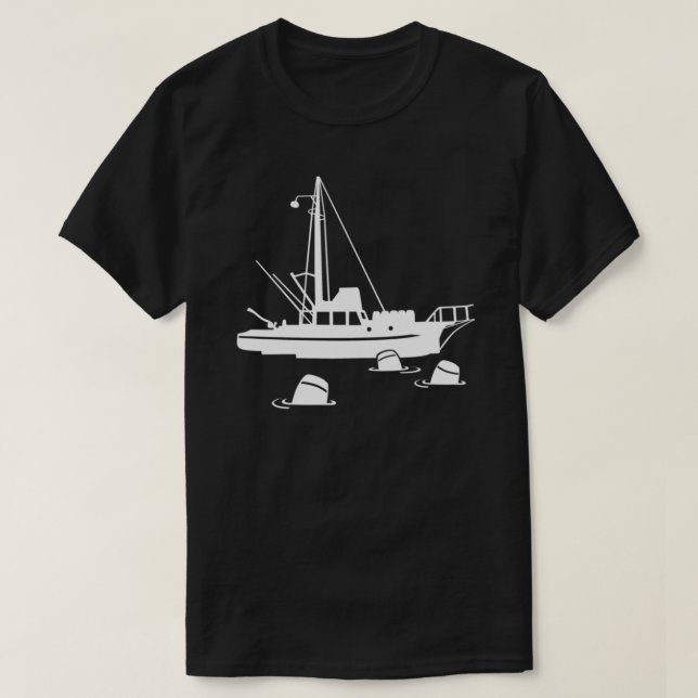 Jaws - Orca con barriles de camiseta esencial.png (Diseño del anverso)
