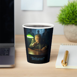 Jefe se comporta con vasos de papel