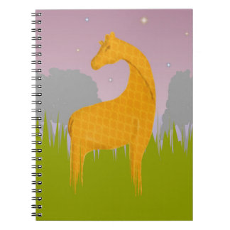 Jirafa en la puesta del sol en un cuaderno llano