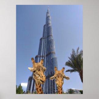Jirafas peculiares en arte mural del Burj Khalifa