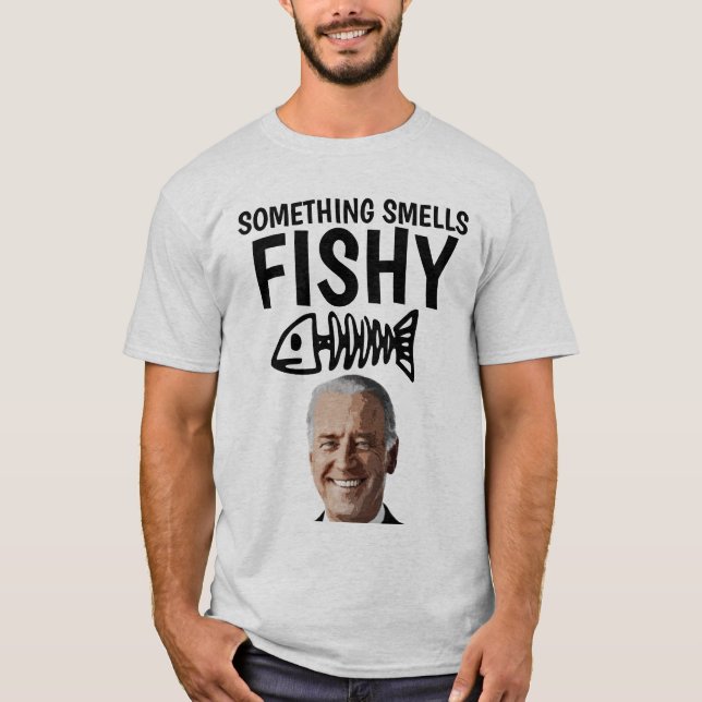 JOE BIDEN ALGO HUELE CAMISETAS DE PESCADO (Anverso)