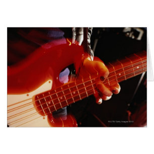 Joven tocando guitarra bajo, primer plano de la ma