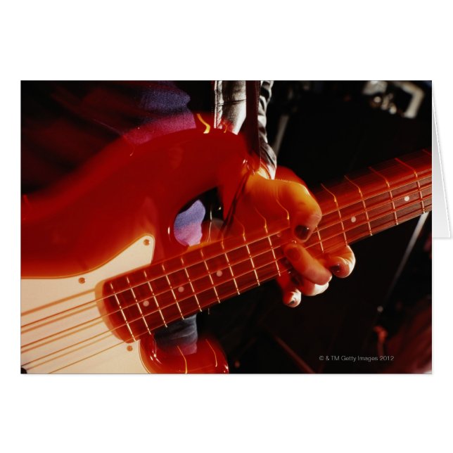 Joven tocando guitarra bajo, primer plano de la ma (Anverso (Horizontal))