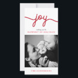 Joy Red Moderno Script Tarjeta de fotografía navid<br><div class="desc">Envía alegría navideña a tus amigos,  familia y seres queridos con estas clásicas y elegantes tarjetas de fotos con un guión rojo en la parte superior y tu foto favorita. Ver la colección correspondiente en la tienda Young Wanderlust!</div>