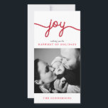 Joy Red Moderno Script Tarjeta de fotografía navid<br><div class="desc">Envía alegría navideña a tus amigos,  familia y seres queridos con estas clásicas y elegantes tarjetas de fotos con un guión rojo en la parte superior y tu foto favorita. Ver la colección correspondiente en la tienda Young Wanderlust!</div>