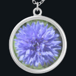 Joyería - collar - Bachelados azules de la flor de<br><div class="desc">La belleza de las flores nunca deja de sorprender, pero esta pequeña flor lleva un asombroso "bang for the buck". Sólo un poco más grande que una pieza de cincuenta centavos, ha sido fotografiada de cerca y se ha ampliado a detalles impresionantes. El centro recuerda a una anémona marina, con...</div>