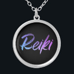 Joyería de Reiki del *~* con alto ambiente de la<br><div class="desc">collar del *Round con un fondo negro con la palabra "Reiki" en un neón iridiscente design.* de la pendiente Los amos de Reiki, los médicos de Reiki y los estudiantes de Reiki no serán los únicos dibujados a este collar imponente. Este collar haría un gran regalo alguien adaptada nuevamente a...</div>