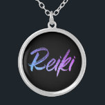 Joyería de Reiki del *~* con alto ambiente de la<br><div class="desc">collar del *Round con un fondo negro con la palabra "Reiki" en un neón iridiscente design.* de la pendiente Los amos de Reiki, los médicos de Reiki y los estudiantes de Reiki no serán los únicos dibujados a este collar imponente. Este collar haría un gran regalo alguien adaptada nuevamente a...</div>