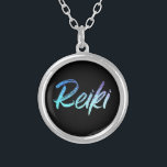 Joyería del curador de Reiki del *~* con la<br><div class="desc">collar del *Round con un fondo negro con la palabra "Reiki" en un diseño de neón iridiscente de la pendiente. La palabra "Reiki" es sobre todo turquesa con algunas áreas de la pendiente que sean púrpuras. * Los amos de Reiki, los médicos de Reiki y los estudiantes de Reiki no...</div>