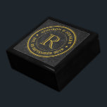 Joyero Aniversario del Boda de cuero negro monograma dora<br><div class="desc">Haga su propio monograma elegante, elegante y único utilizando este diseño de logotipo personalizado con tipografía de oro retro sobre fondo de imagen de cuero negro vintage. Reemplace el texto de ejemplo por el inicial de su familia, nombres, fecha de boda u otro texto para un regalo personalizado. Hace un...</div>
