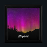 Joyero Aurora Borealis Starry Night Sky<br><div class="desc">Un hermoso paisaje nocturno. Las montañas y los árboles aparecen como una silueta negra frente a una brillante y vívida exposición de luces nórdicas brillando por encima. Este emocionante cielo nocturno brilla en rosa,  morado y amarillo.</div>