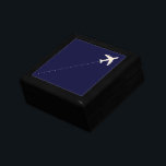 Joyero avión de viaje con línea de puntos<br><div class="desc">Imagen gráfica de un avión blanco con una línea recta punteada ( trayectoria de vuelo ). Puede utilizar la herramienta "personalizar it" si desea cambiar el color de fondo azul. Un diseño simple relacionado con el viaje. Una buena sugerencia para las personas que trabajan para aerolíneas y que viajan en...</div>