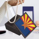 Joyero Bandera del estado de Arizona<br><div class="desc">La bandera estatal de Arizona tiene trece rayos rojos y amarillos en la mitad superior, y azul en la mitad inferior, con una estrella de cobre en el centro. Adoptada el 27 de febrero de 1917. Esto se ve bien en cualquier producto y hace un maravilloso mantenimiento del viaje. ⭐...</div>