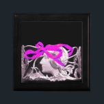 JOYERO BELLEZA ELEGANTE / DAMA CON BOCA DE ROSA Y FLORES<br><div class="desc">Perfil de mujer romántica en blanco y negro con cinta brillante y flores,  vibrante,  caprichosa y clásica belleza Art Nouveau. Diseño y elaboración gráfica digital al estilo vintage de Bulgan Lumini (c). Parte de la nueva colección ARCADIA .</div>