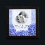 Joyero Blue Hydrangeas Photo Boda Gift Box<br><div class="desc">Una caja de regalo de hortensias azules de moda para que coincida con tus invitaciones de boda. Completamente PERSONALIZABLE y listo para que usted pueda personalizar el texto, el tipo de letra y los colores de la forma que usted ha soñado. Si necesitas ayuda con este diseño, por favor contacta...</div>