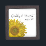 Joyero Boda de girasol amarillo<br><div class="desc">Personalizar el bonito Yellow Sunflower Boda Gift Box con los nombres personales de la novia y el novio y la fecha específica de la ceremonia matrimonial para crear un regalo de honor para la novia o sus damas de honor. Esta hermosa caja de regalo de boda floral presenta una flor...</div>