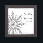 Joyero Boda de invierno con copo de nieve de tono platead<br><div class="desc">Personalizar la elegante caja de regalo de Boda de Invierno con Tono de Plata con los nombres personales de la novia y el novio y la fecha de la ceremonia matrimonial de diciembre, enero o febrero. Crea un regalo personalizado de mantenimiento para los recién casados o gracias por sus damas...</div>