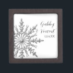 Joyero Boda de invierno con copo de nieve de tono platead<br><div class="desc">Personalizar la elegante caja de regalo de Boda de Invierno con Tono de Plata con los nombres personales de la novia y el novio y la fecha de la ceremonia matrimonial de diciembre, enero o febrero. Crea un regalo personalizado de mantenimiento para los recién casados o gracias por sus damas...</div>