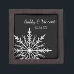 Joyero Boda de invierno de copos de nieve negros y blanco<br><div class="desc">Personalizar la festiva Caja de Regalos de Boda de Invierno de Copo de Nieve Blanco y Negro con los nombres personales de la novia y el novio y su fecha de ceremonia de matrimonio temática de diciembre, enero o febrero. Crea un regalo personalizado de boda de keepsake para los recién...</div>