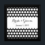 Joyero Boda de puntos de polka blanco y negro<br><div class="desc">Patrón de puntos de polka blanco y negro personalizable con los nombres de la pareja y fecha boda.</div>