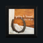 Joyero Boda del Barn Occidental en el País Herradura y Sa<br><div class="desc">Personalizar la casual pero elegante caja de regalo de Boda Horseshoe y Satin Country Barn con los nombres personales de la novia y el novio y la ceremonia de matrimonio para crear un regalo de honor para la novia o sus damas de honor y la fiesta de novias. Esta rústica...</div>