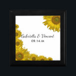 Joyero Boda del borde del girasol amarillo<br><div class="desc">Personalizar el bonito Yellow Sunflower Edge Boda Gift Box con los nombres personales de la novia y el novio y la fecha de la ceremonia de matrimonio. Crea un obsequio personalizado para los recién casados o un regalo de agradecimiento para tus bodas asistentes, damas de honor y fiesta de novias....</div>